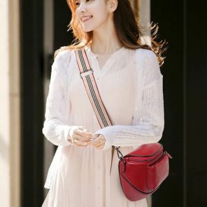 détail du sac à bandoulière rouge