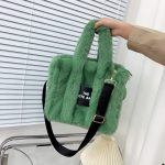 sac à main en fausse fourrure vert