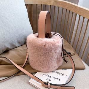 sac bandoulière en fausse fourrure rose