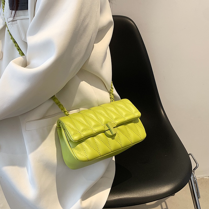 détail sac pochette tendance