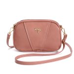 sac à bandoulière rose avec noeud doré