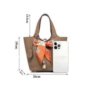 sac en cuir avec foulard